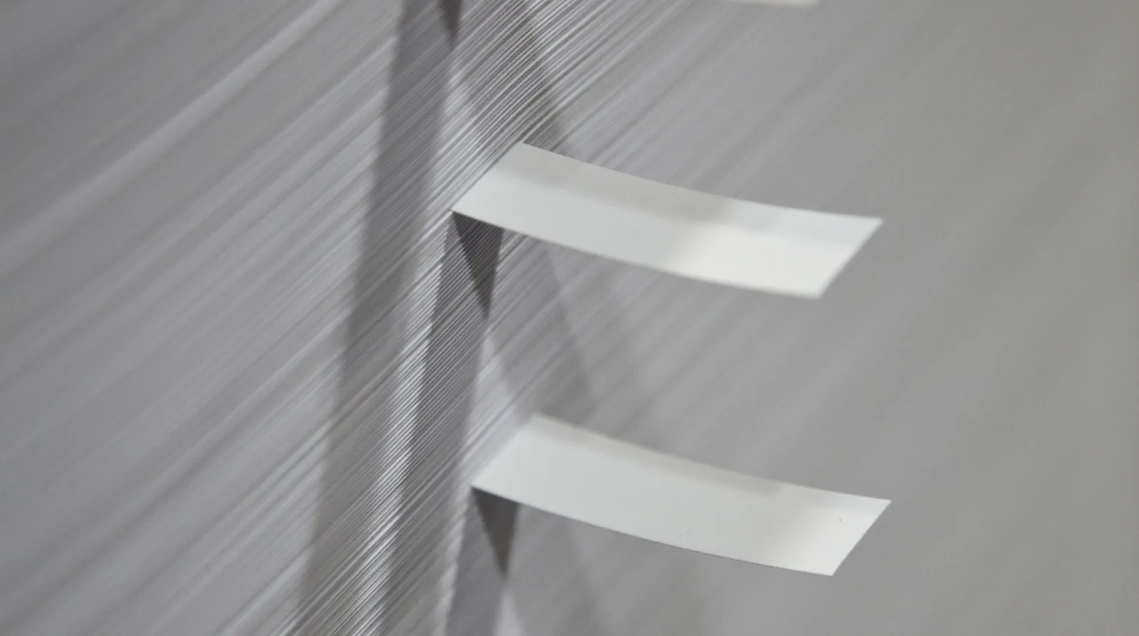Échantillons de papier glissés dans une pile pour le contrôle qualité