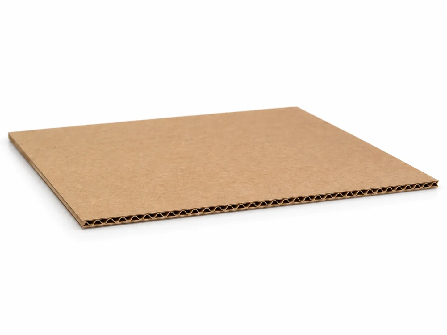 Plaque de carton ondulé, cannelure visible sur la tranche